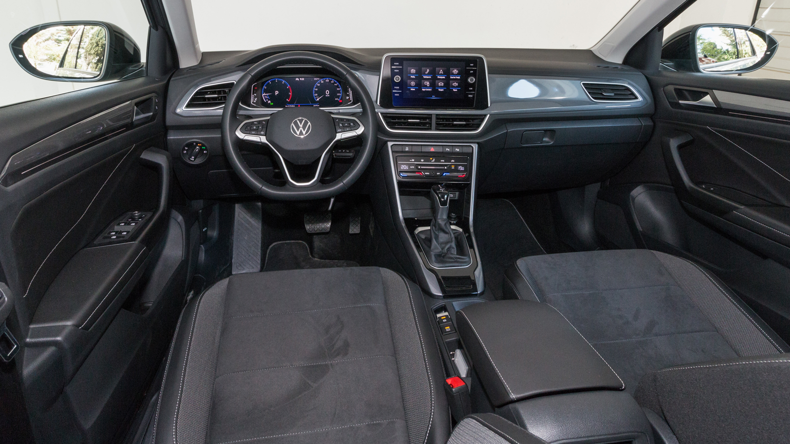 Στο εσωτερικό τα σκληρά πλαστικά στο ταμπλό αποτελούν παρελθόν, με νέα μαλακά να έχουν πάρει τη θέση τους. Το φινίρισμα και η συναρμογή είναι εξαιρετι